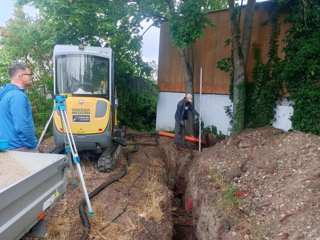 Výkop pre opravu kanalizačnej prípojky