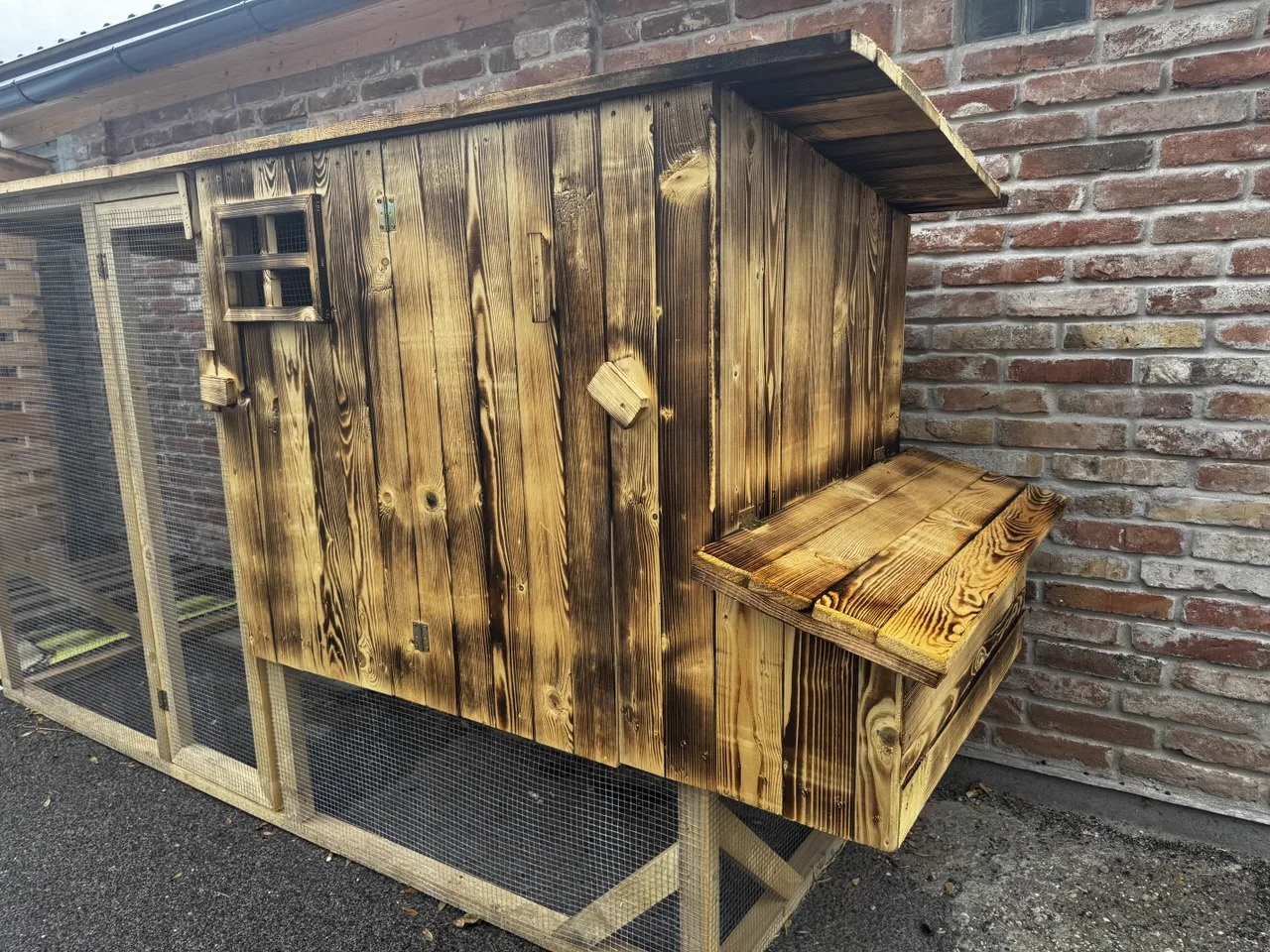 Drevený kurník s výbehom pod pletivom a znáškovým boxom